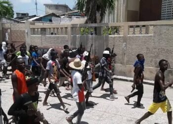 Alerte Sécuritaire : 33 hommes armés menacent la prison civile des Cayes et les commissariats du Sud