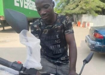 Deux mois après le geste d’Izolan, Black Mayous revend la moto pour une bouchée de pain