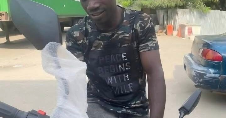 Deux mois après le geste d’Izolan, Black Mayous revend la moto pour une bouchée de pain