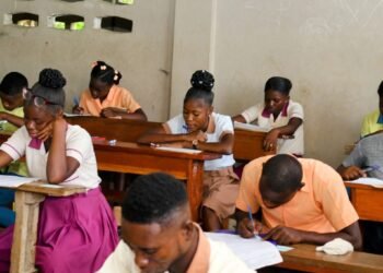 Des hommes armés remplacent la police pour sécuriser les examens à Carrefour