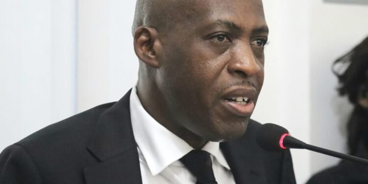 Crise judiciaire en Haïti : Libération de Nenel Cassy et révocation du commissaire du gouvernement
